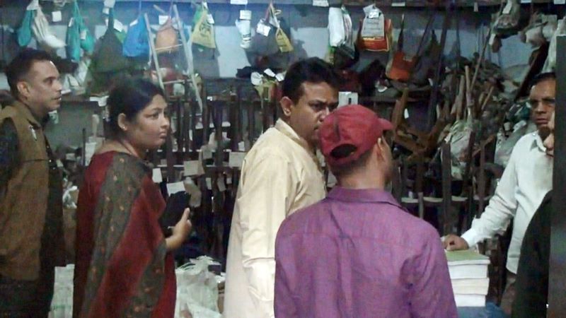 নাটোরে আদালতের গ্রিল কেটে দুর্ধর্ষ চুরি, আটক চার